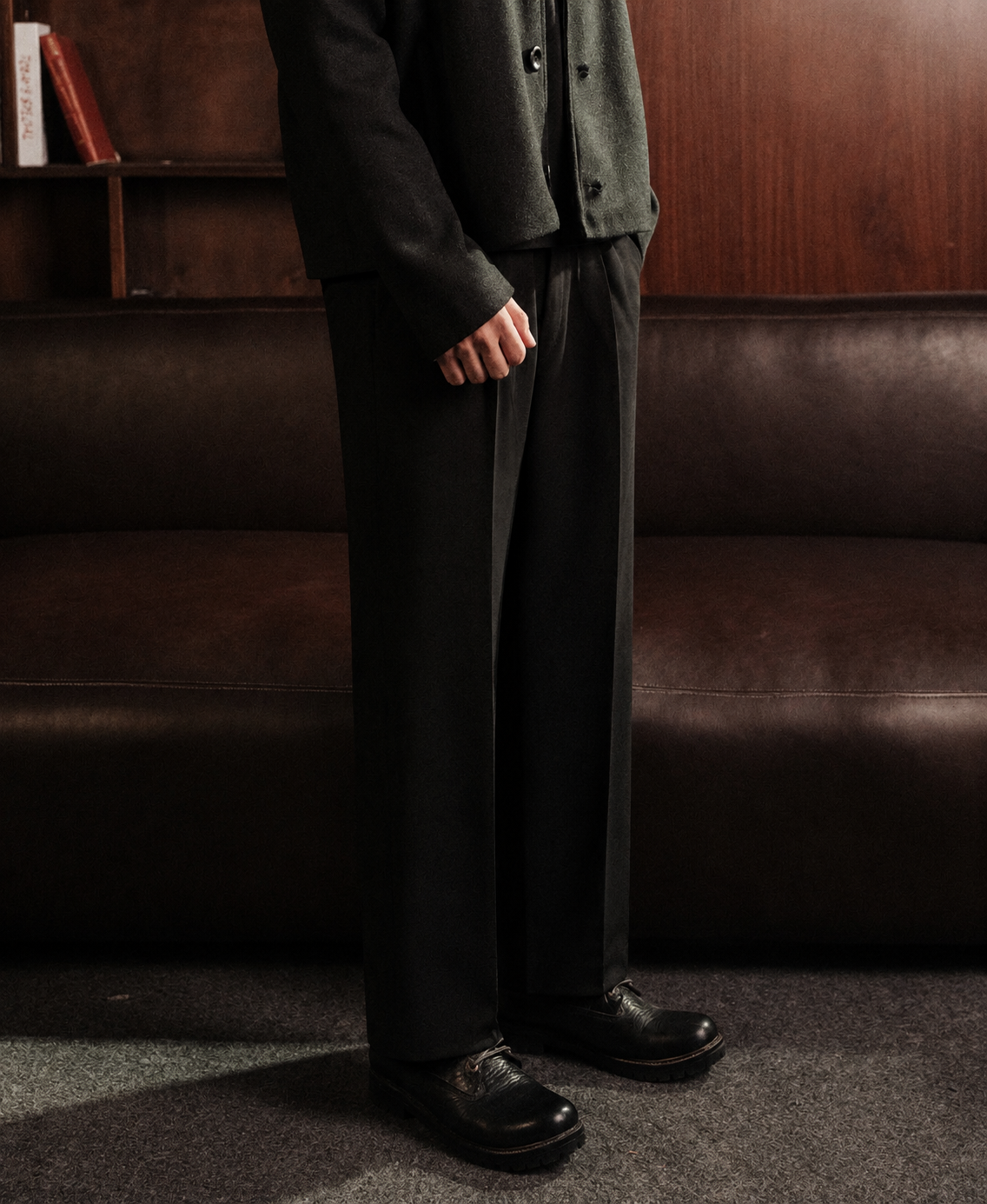 MEN'S RELAXED FIT PLEATED TROUSERS