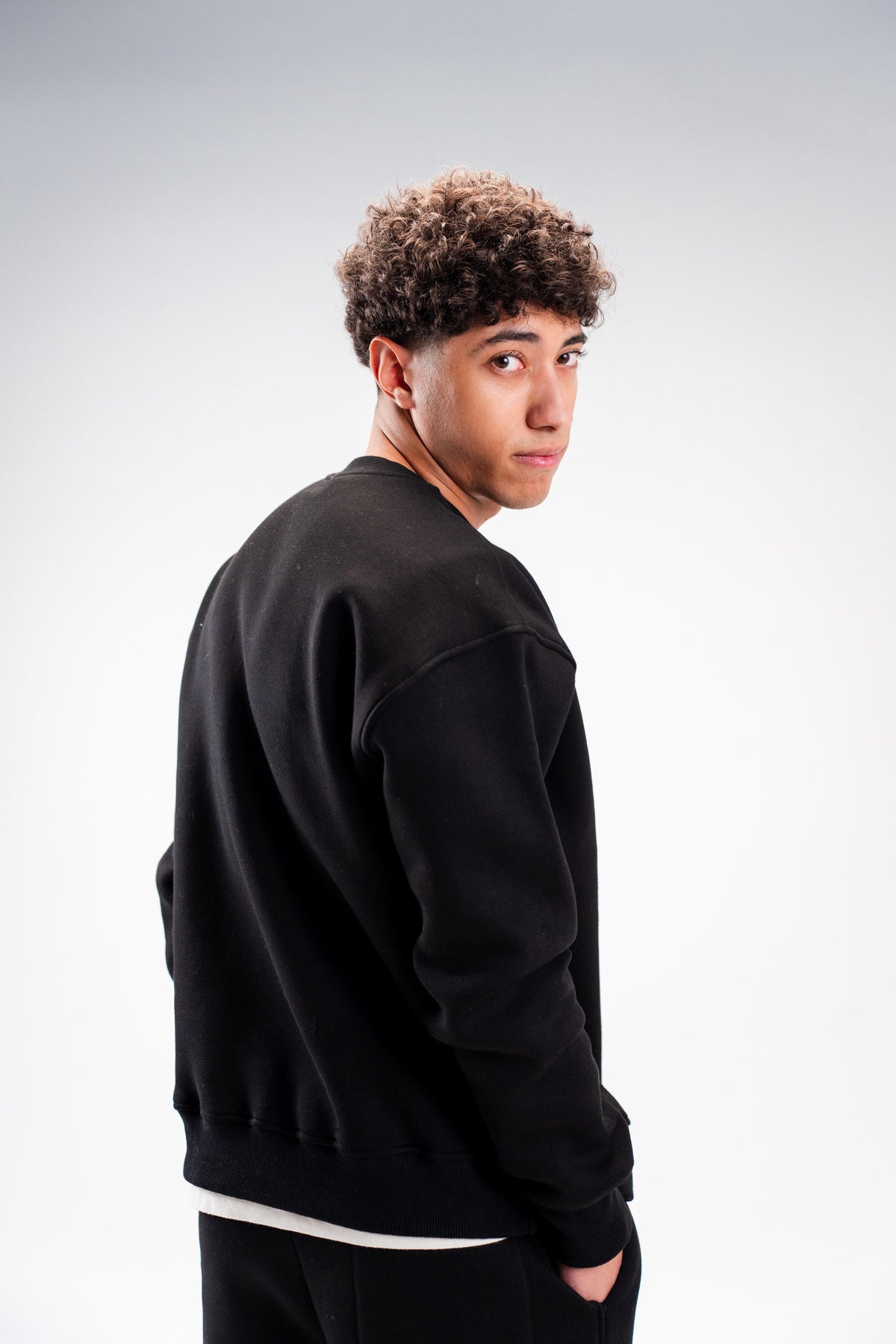 OVERSIZED BLACK CREWNECK