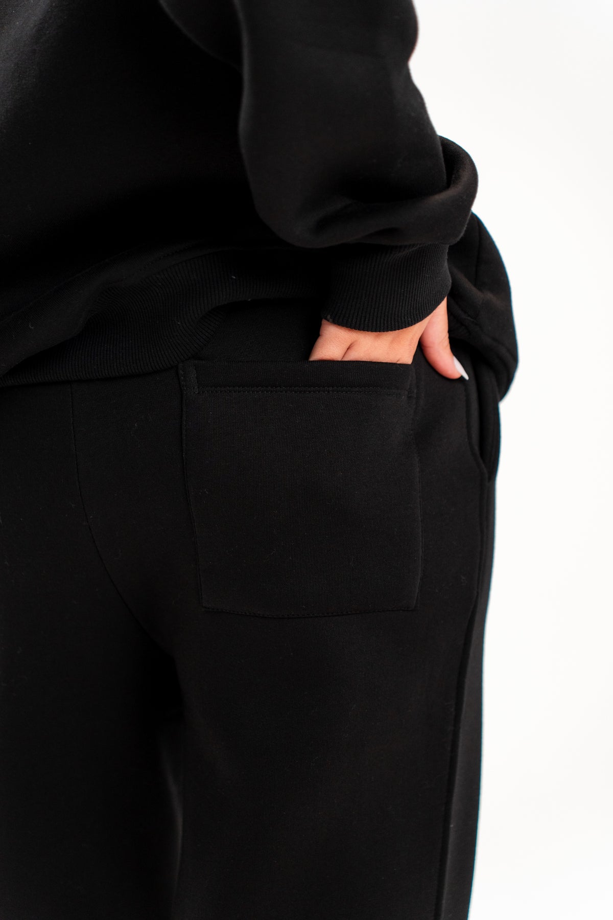 BLACK SWEATPANTS